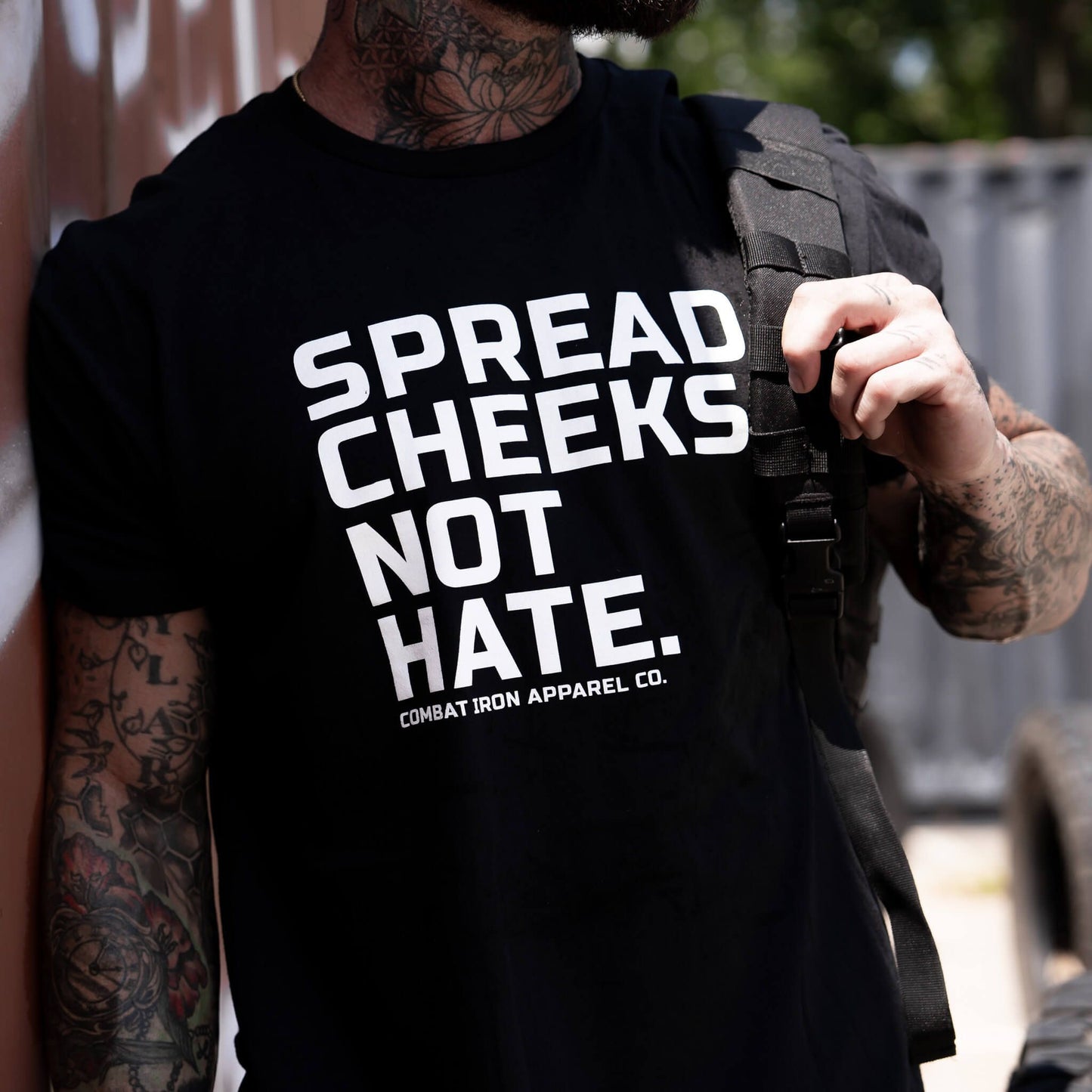 SPREAD CHEEKS. NOT HATE. MEN'S T-SHIRT