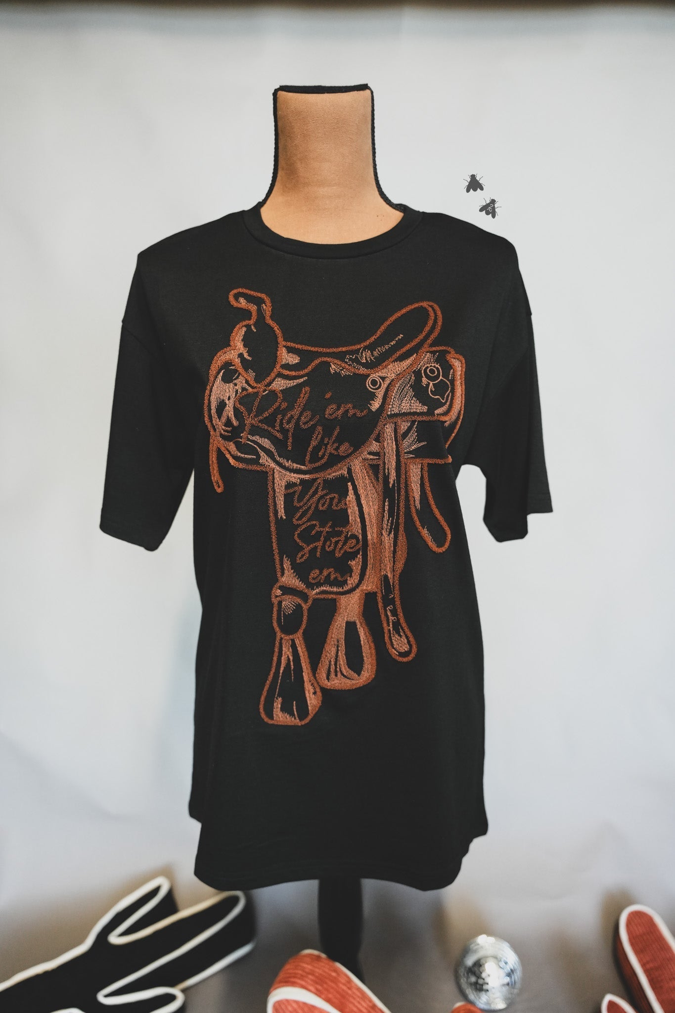 STOLEN SADDLE TEE [L-3X ONLY]