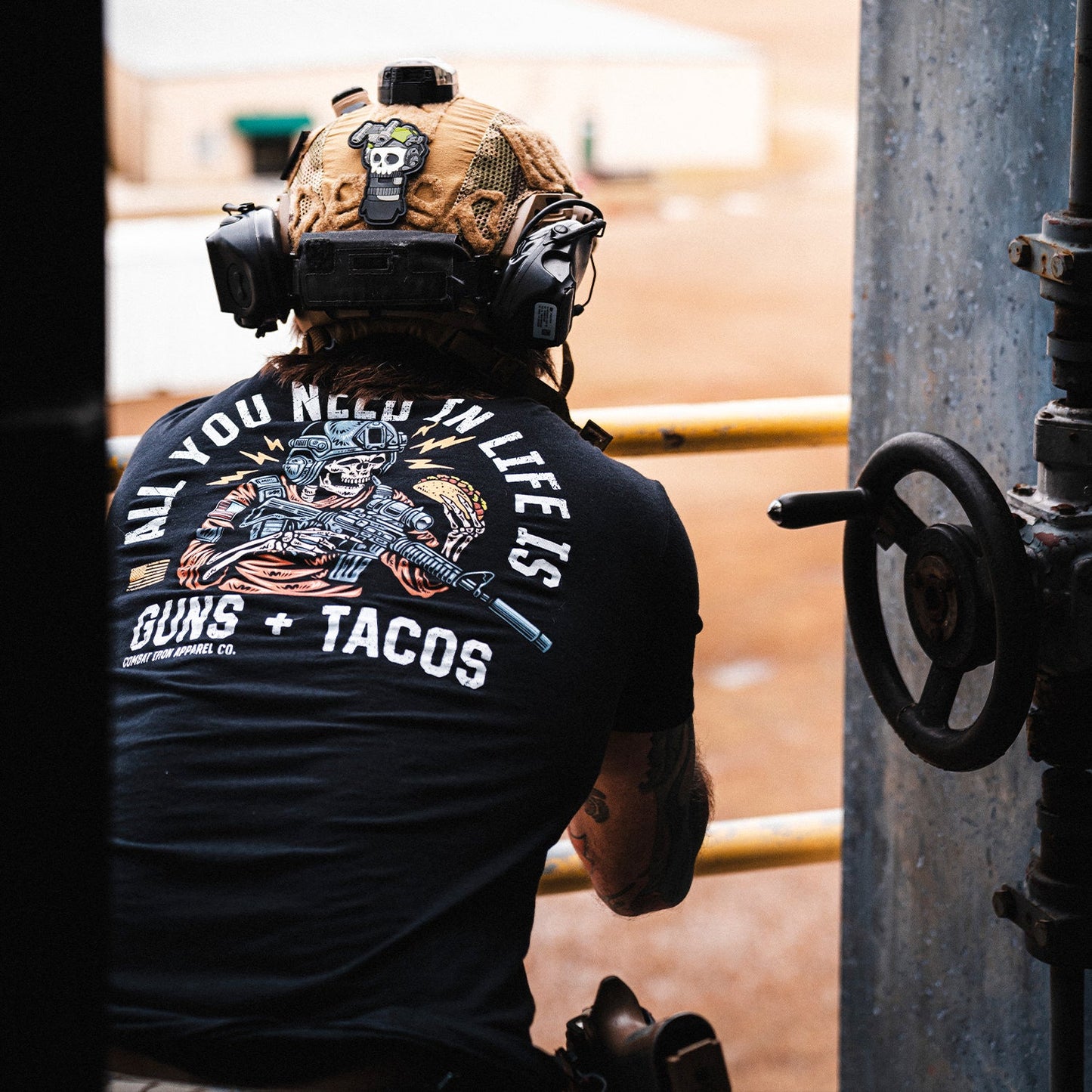 ALL YOU NEED IN LIFE IS GUNS & TACOS MEN'S T-SHIRT