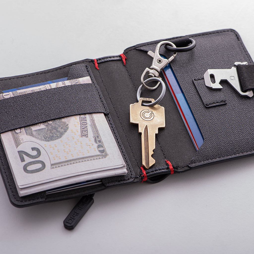 P01 PIONEER™ TRAVEL WALLET